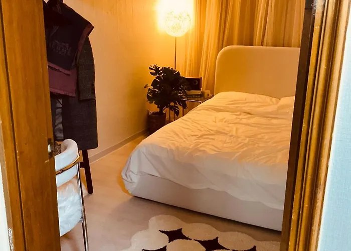 Apartment Cozy Guesthouse, Modern Style, 10 Minutes From Number 2 Line, Sharosu-gil, Welcome Food, Ott, Nespresso Machine, Close To Hongdae, Gangnam, Seongsu, Up To 5 People