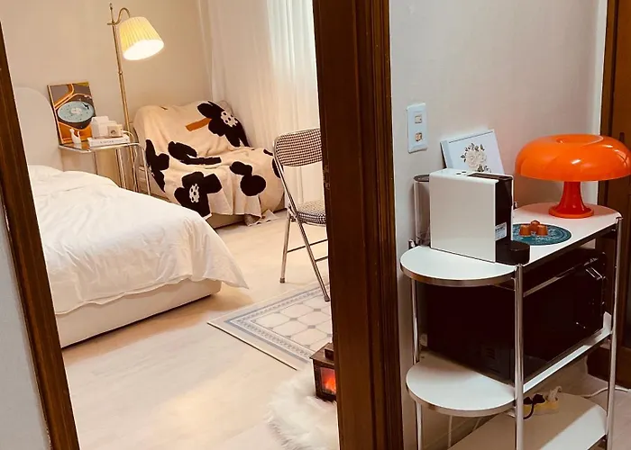Cozy Guesthouse, Modern Style, 10 Minutes From Number 2 Line, Sharosu-gil, Welcome Food, Ott, Nespresso Machine, Close To Hongdae, Gangnam, Seongsu, Up To 5 People * Seoul